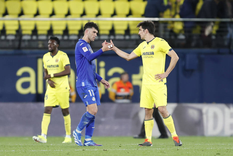 Carles Aleñá y Gerard Moreno se saludan en el último Villarreal - Getafe. CARME RIPOLLÉS - 
