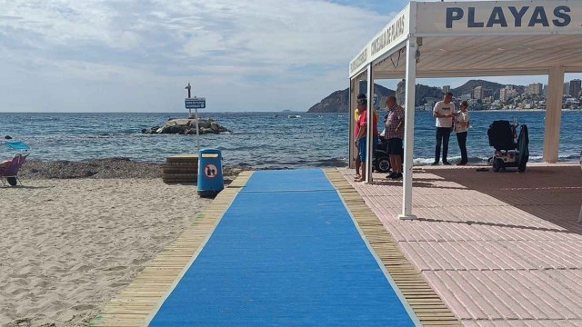 'Flexipasarelas': las nuevas pasarelas enrollables de Benidorm para facilitar el acceso a la playa