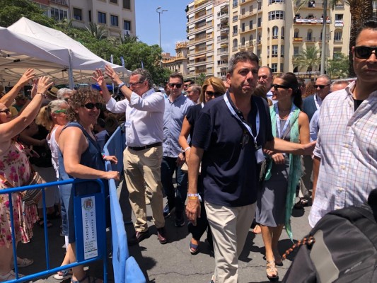 Mazón regresa a les Fogueres entre peticiones de dimisión… y gritos de aliento