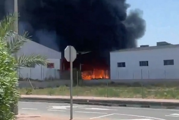 Arde una nave en Alhama de Murcia: los bomberos intentan evitar que el incendio se expanda