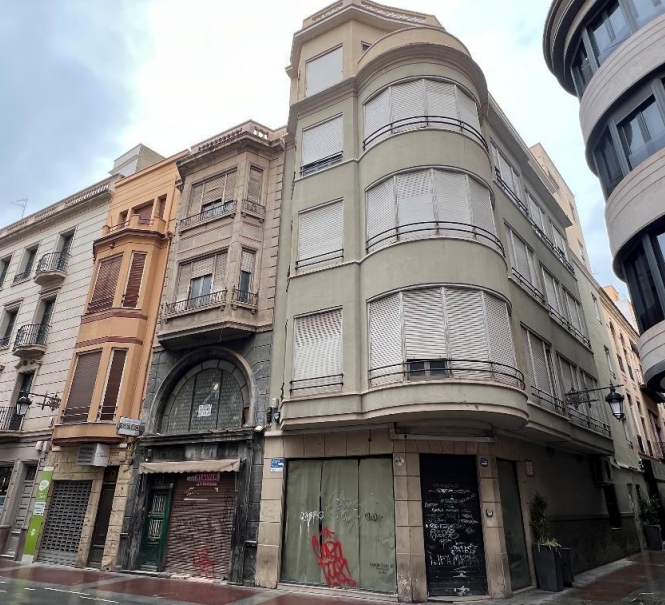 En la parte derecha, en el cruce con Pere Ibarra, el edificio protegido -