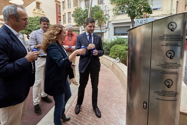 Gandia posa en funcionament la primera font pública d'aigua refrigerada i filtrada de la ciutat