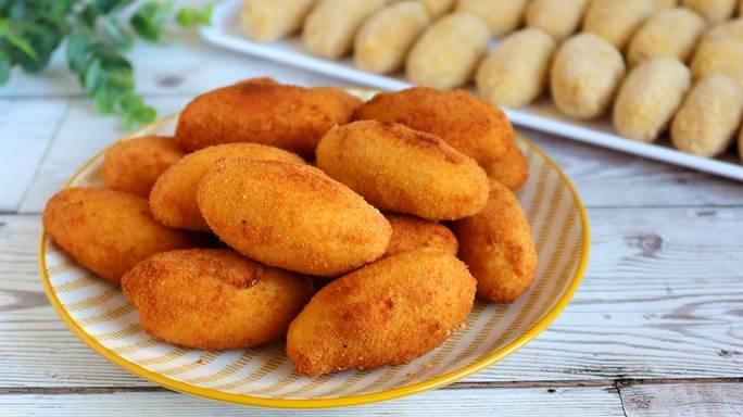 Croquetas, ensaladilla y pastel de carne son los platos tradicionales más pedidos a domicilio por los murcianos 