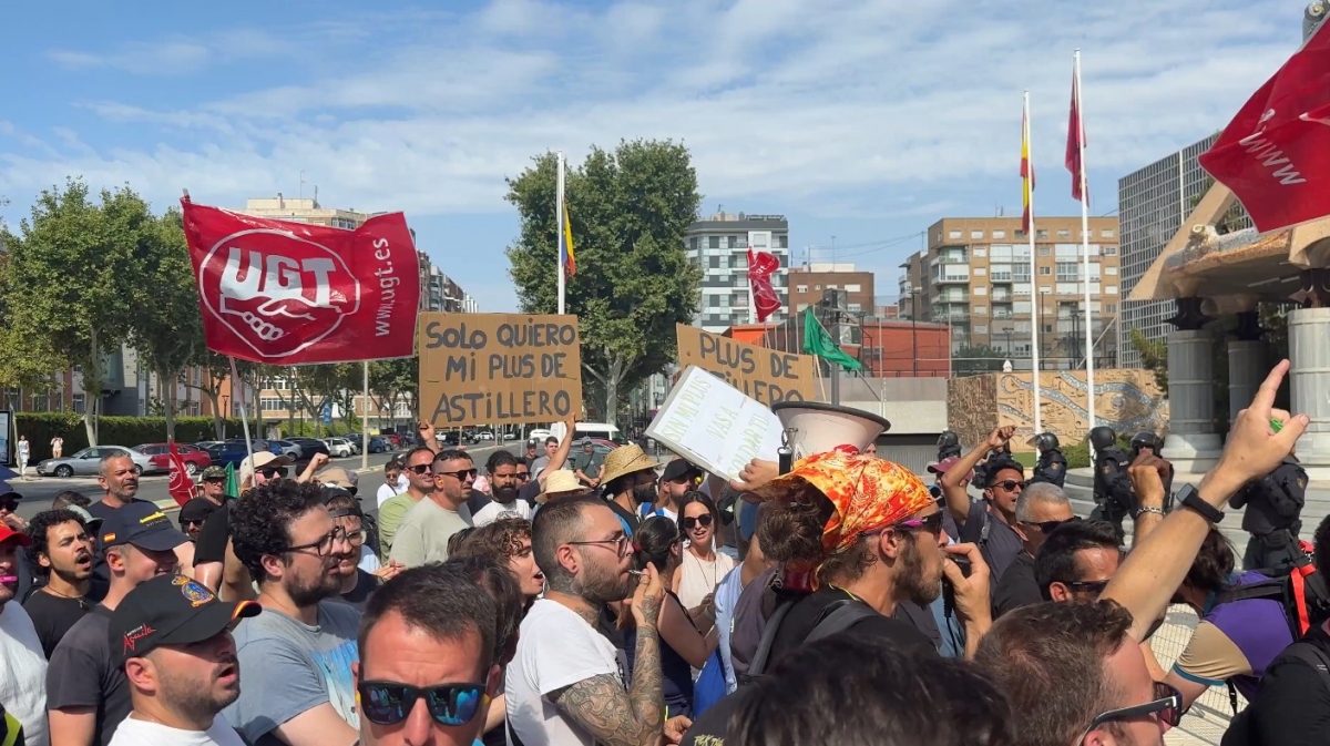 Bomberos y trabajadores de Navantia llevan sus protestas ante la Asamblea Regional