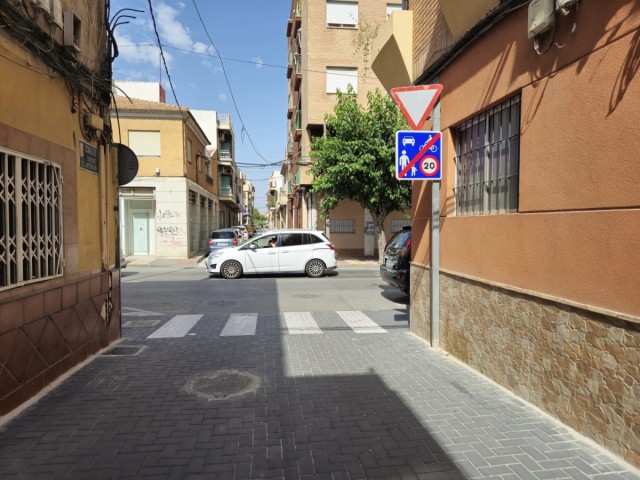 El Barrio del Progreso de Murcia estrena aceras y mejoras en la parada de autobús 