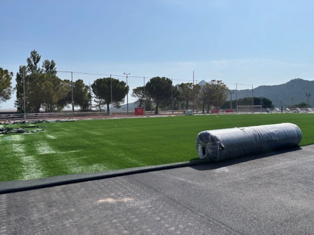 Adjudican a Obras y Pavimentos Especiales el cambio del césped artificial del campo Manuel Moreno Cabanes de Alcoy