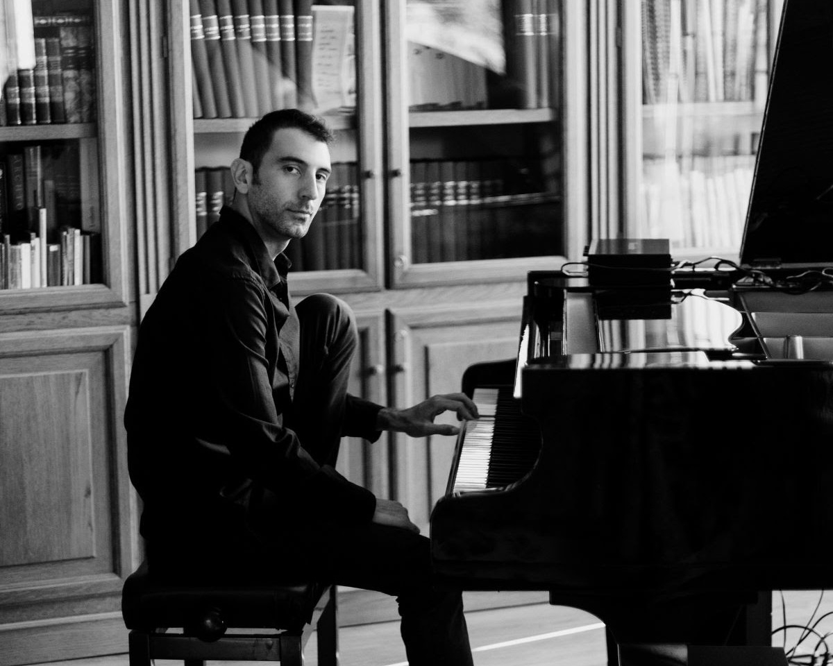 Andrea Vanzo hace parada con su piano íntimo en València