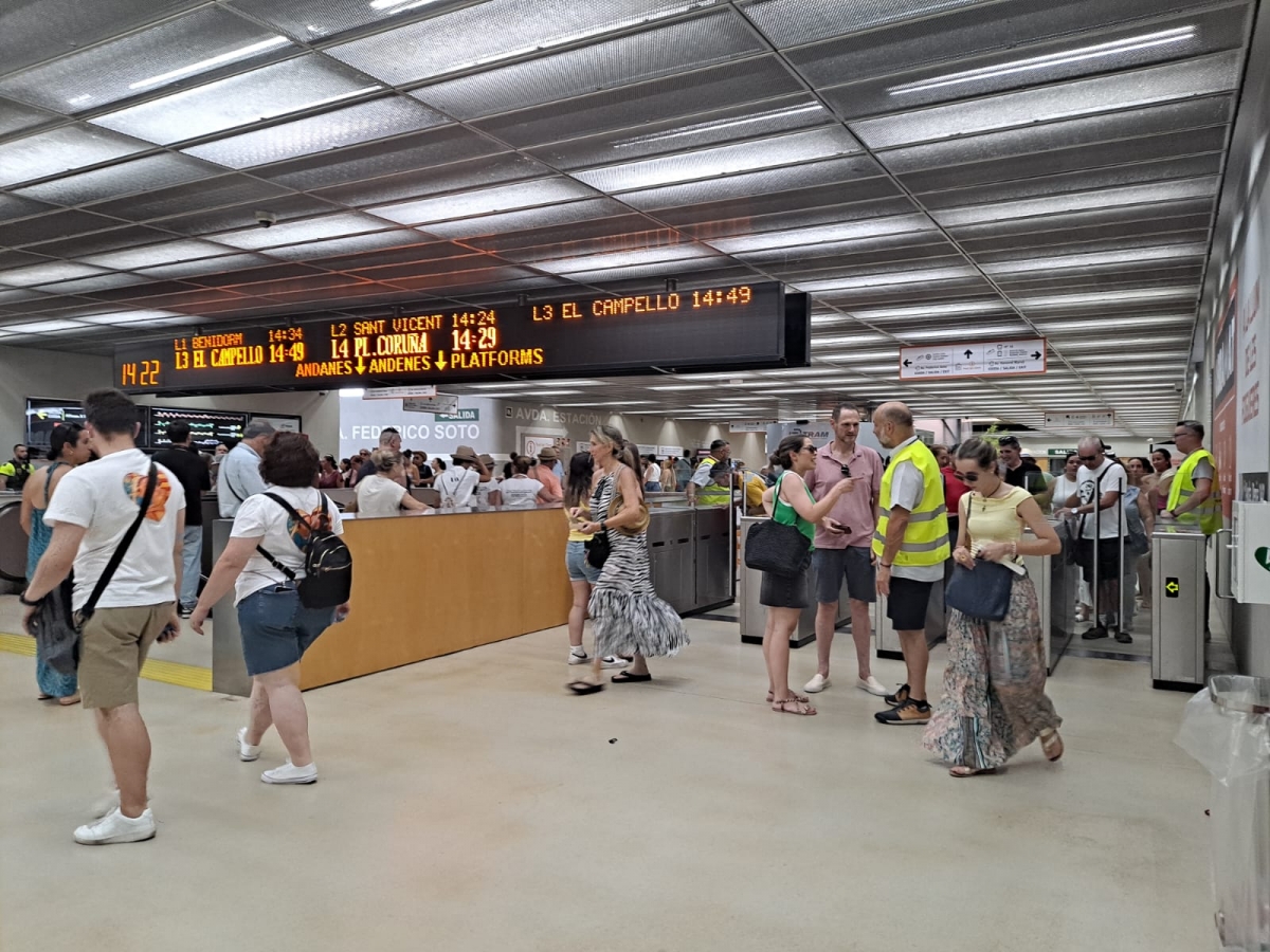 El tranvía de Alicante supera el medio millón de viajeros en los días centrales de Fogueres