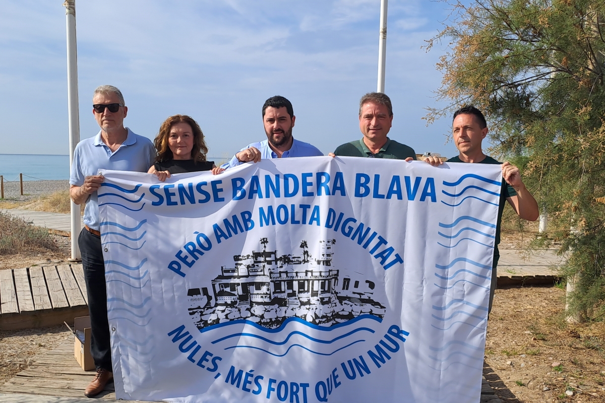 'Sense bandera blava però amb dignitat': Nules hissa una bandera reivindicativa a Les Marines