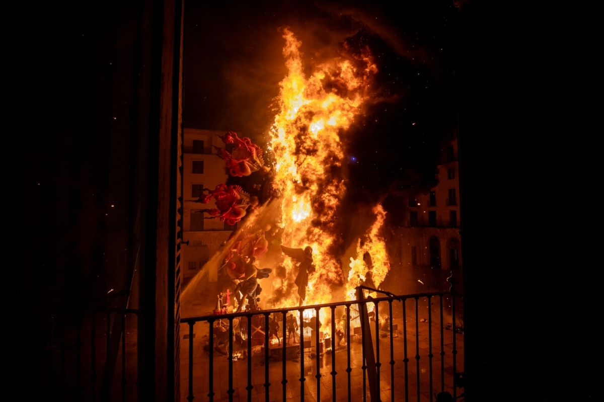 Un momento de la cremà del monumento de Pedro Espadero. - Foto: RAFA MOLINA Un momento de la cremà del monumento de Pedro Espadero.
