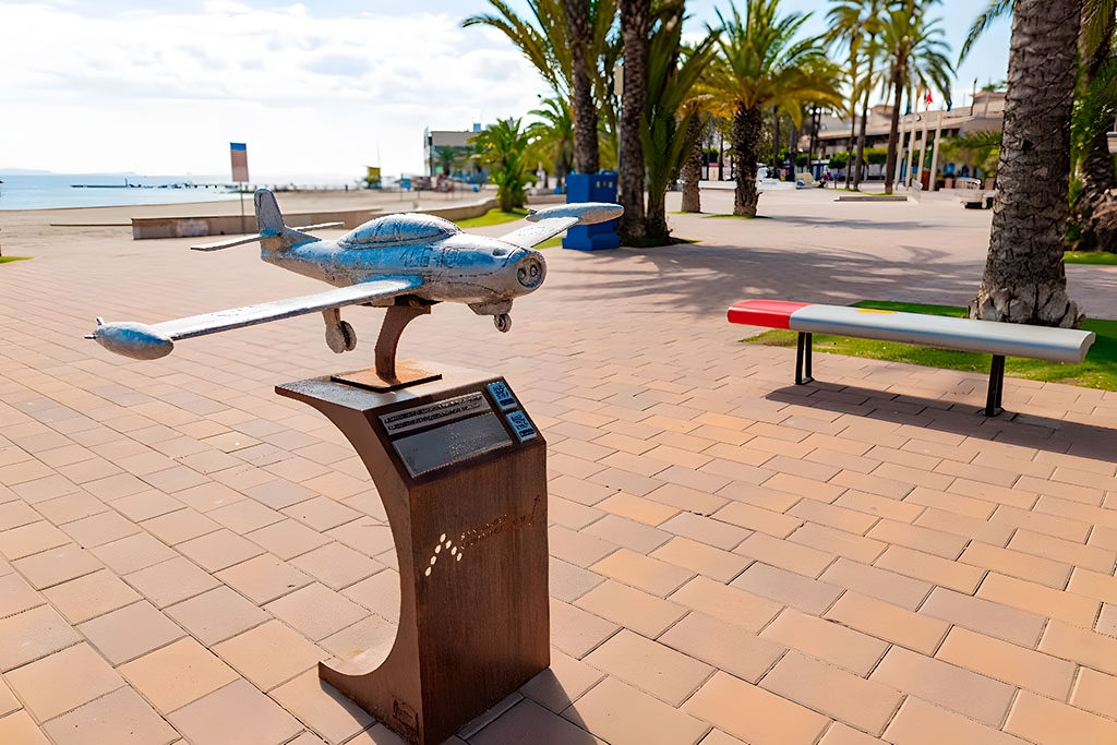 Imagen de un avión en el paseo marítimo de San Javier. - Foto: Ayuntamiento de San Javier