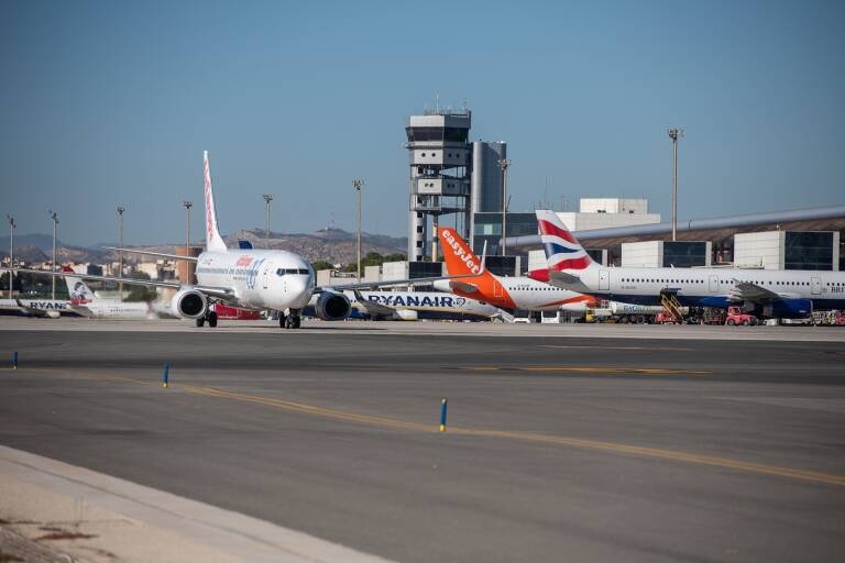 La huelga de tripulantes de easyJet cancela tres vuelos en el aeropuerto de Alicante-Elche