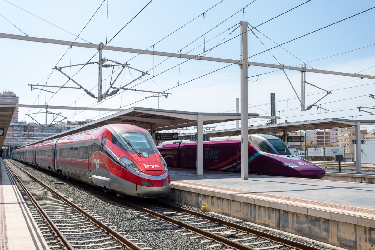 Dos trenes de iryo y Avlo en la estación de ferrocarril de Alicante. - Foto: PEPE OLIVARES