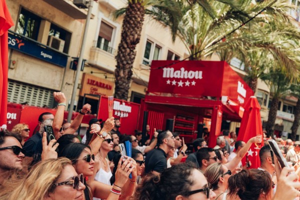 Mahou sortea invitaciones para  vivir las 'mascletàs' desde dentro  en el Racó Cinco Estrellas