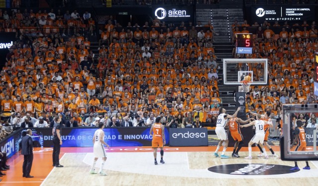 El Valencia cumple con estilo: engancha, compite, va a la Euroliga y se va de la Fonteta