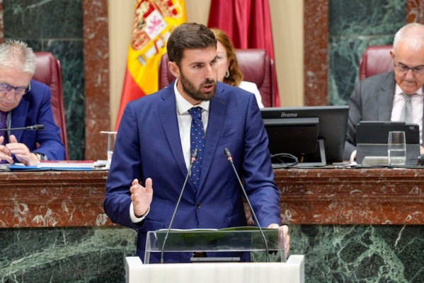 Antelo carga contra 