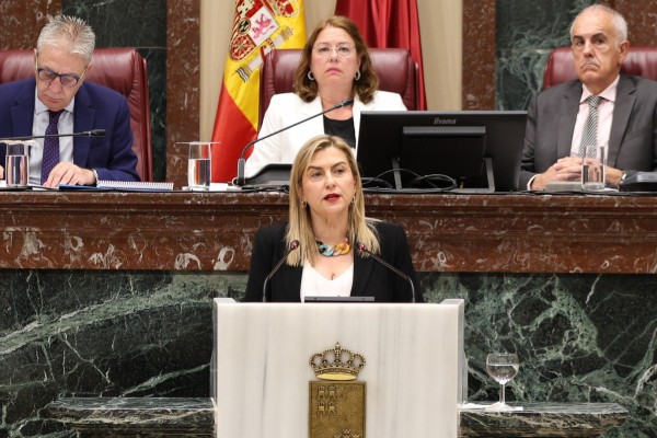 Carmina Fernández afea a López Miras su 