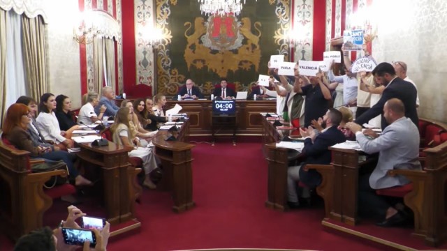 El PP cumple su pacto con Vox y solicita el predominio lingüístico castellano para Alicante