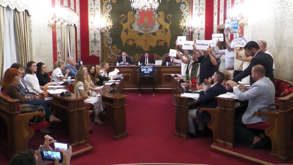 El PP cumple su pacto con Vox y solicita el predominio lingüístico castellano para Alicante