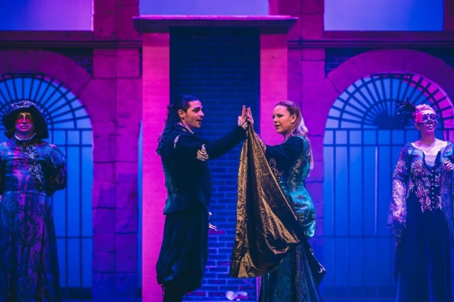 Romeo y Julieta le cantan al amor prohibido en el Olympia