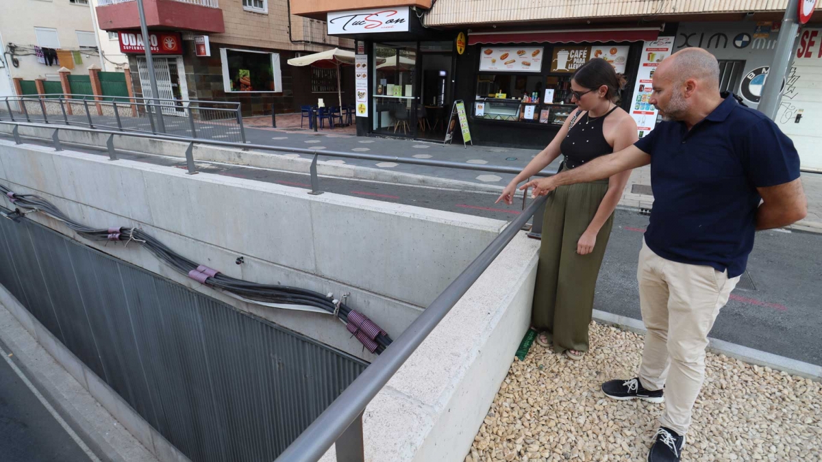 Benidorm retira el cableado interior del paso subterráneo de la avenida Beniardá