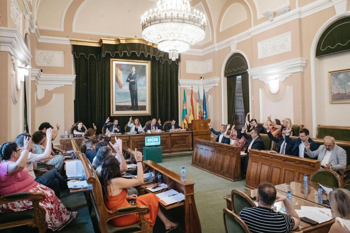 Pleno popurrí en Castelló: del cese del edil de Familia o el apoyo al azulejo a los casos de corrupción