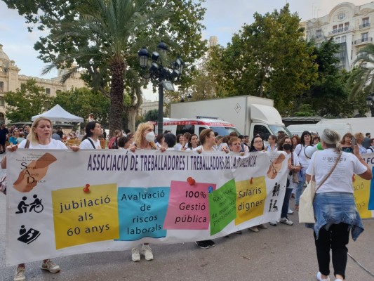 El nuevo contrato de ayuda a domicilio de València sigue sin firmarse y retrasa la subida salarial a las trabajadoras