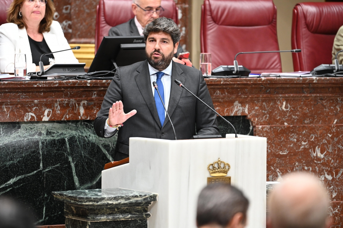 López Miras evita el choque con Vox a pesar de que Antelo no da tregua: 