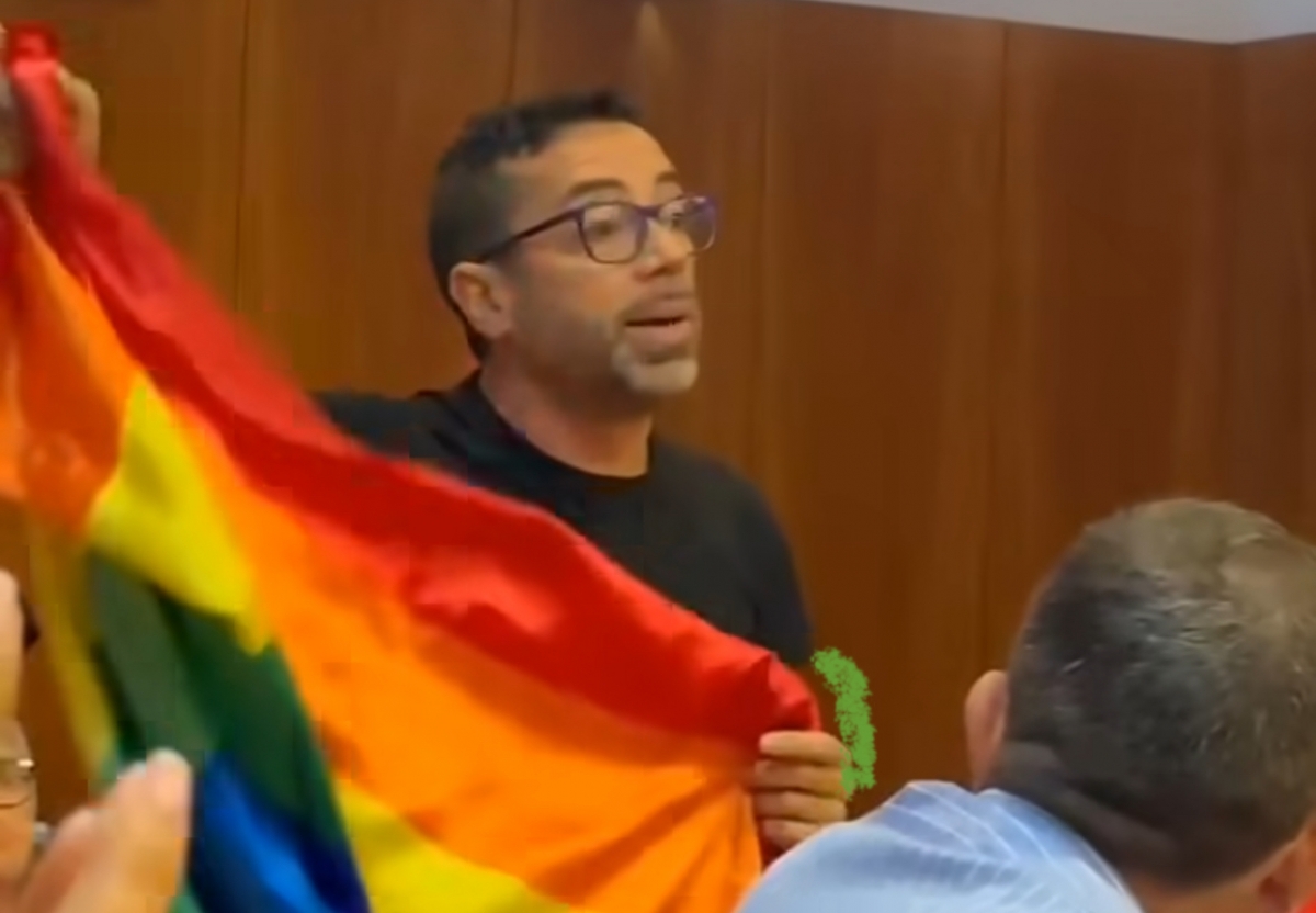 El PP evita reprobar a Mestre por sus declaraciones homófobas y desaloja del pleno a un activista LGTBI