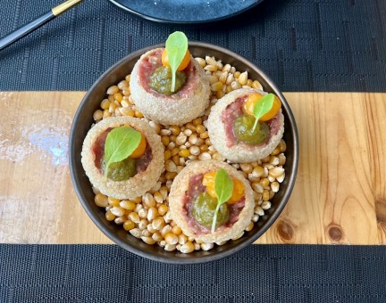 Puri de steak tartar con mermelada de jalapeño y yema curada en Batek