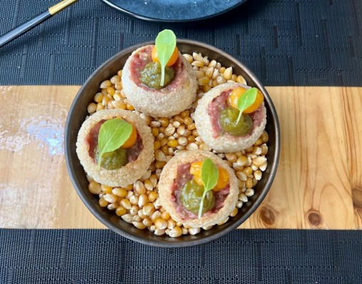 Puri de steak tartar con mermelada de jalapeño y yema curada en Batek