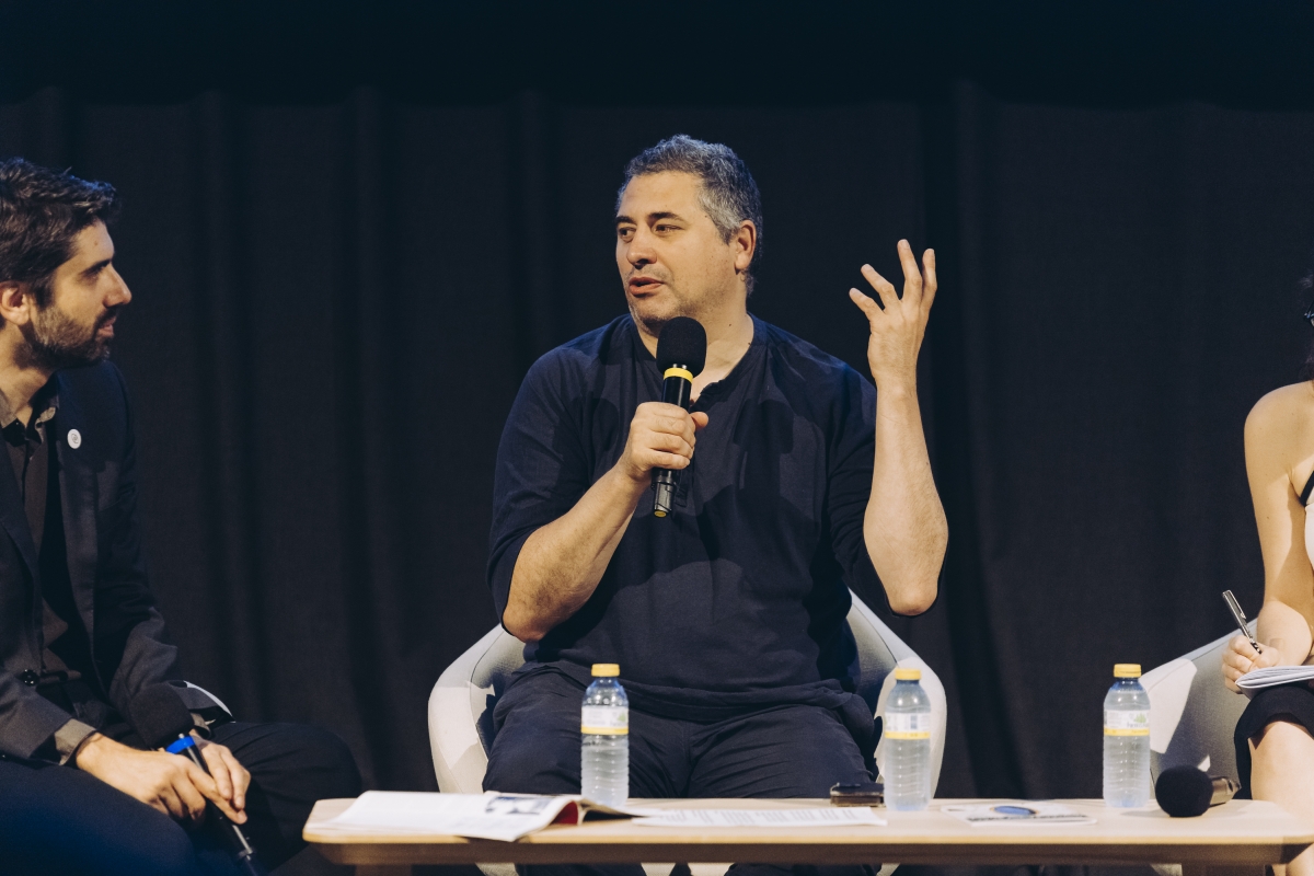 Radu Jude, al lado de Carlos Madrid, en su encuentro con público y prensa. - Foto: CINEMA JOVE Radu Jude, al lado de Carlos Madrid, en su encuentro con público y prensa.
