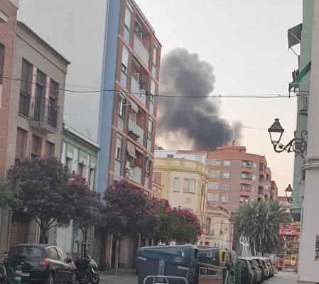 Un incendio en una casa abandonada de Alboraia provoca una densa columna de humo