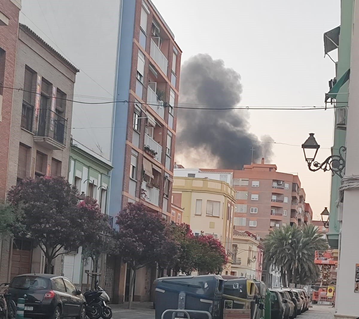 Un incendio en una casa abandonada de Alboraia provoca una densa columna de humo