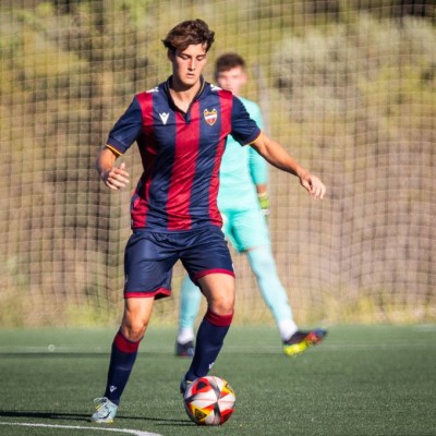 El central Borja Cortina debuta a los 18 años y se suma al ‘baby Levante’
