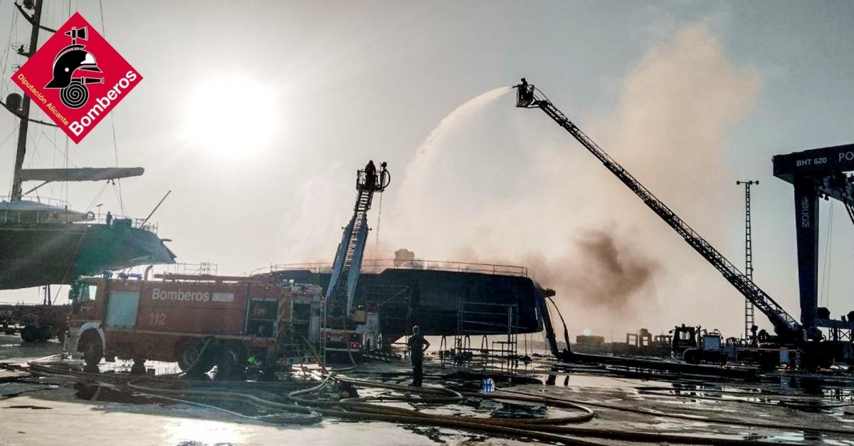 Alerta en el Puerto de Dénia por el incendio de un catamarán