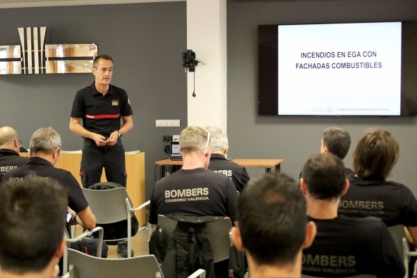 Consorcio de Bomberos elabora planes de actuación para edificios con fachada inflamable como el de Campanar