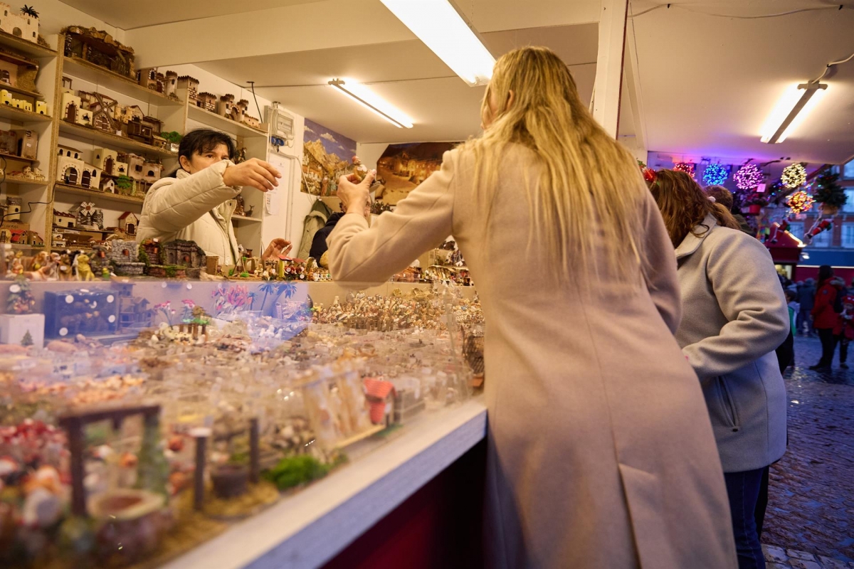 Varias personas en un mercadillo. - Foto: Jesús Hellín - Europa Press
