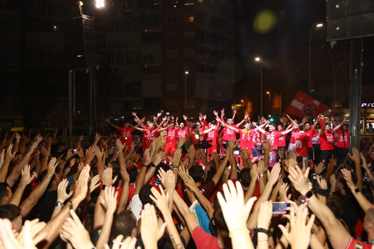 El Jimbee celebra su segunda Liga bañándose de madrugada ante 2.000 aficionados