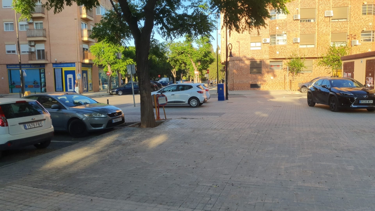 Vehículos aparcados sobre la acera en Aldaia.