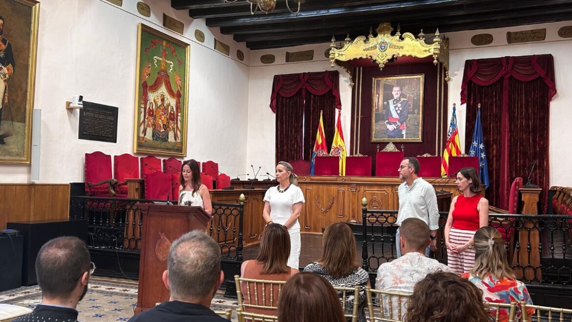 El Ayuntamiento de Elche se suma a la defensa de los derechos LGTBIQA+ en un acto sin Vox ni el alcalde