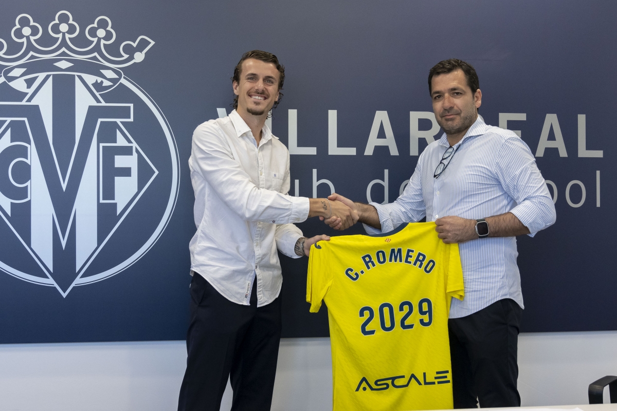 El Villarreal renueva a Carlos Romero hasta junio de 2029 y lo vuelve a ceder al Espanyol