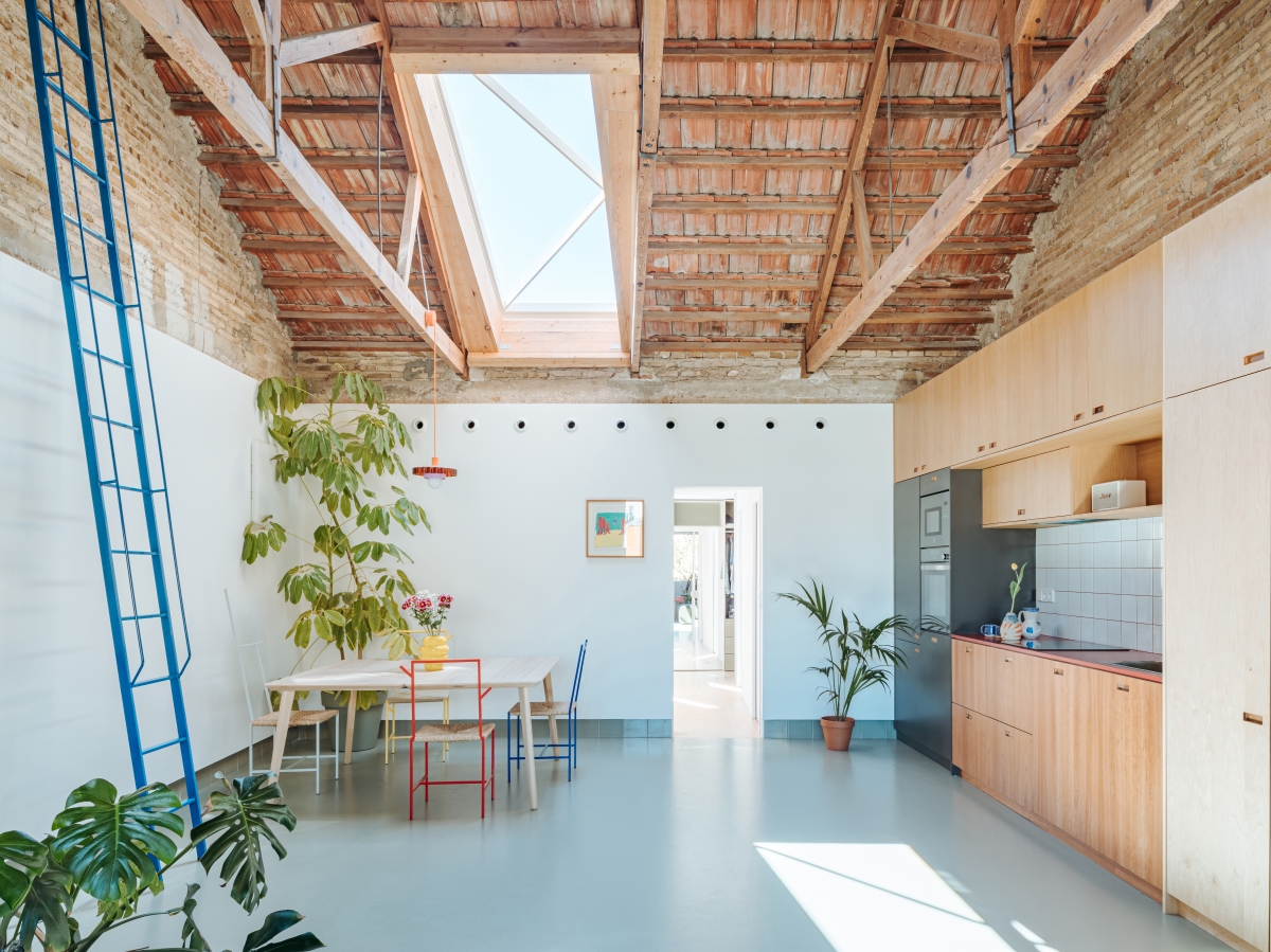 La casa del Barrio de la Concepción de Cartagena que habita las capas del tiempo: moderna, luminosa... y con un gran salón cúbico