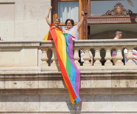 Compromís despliega la bandera LGTBIQ+ desde el balcón del Ayuntamiento 