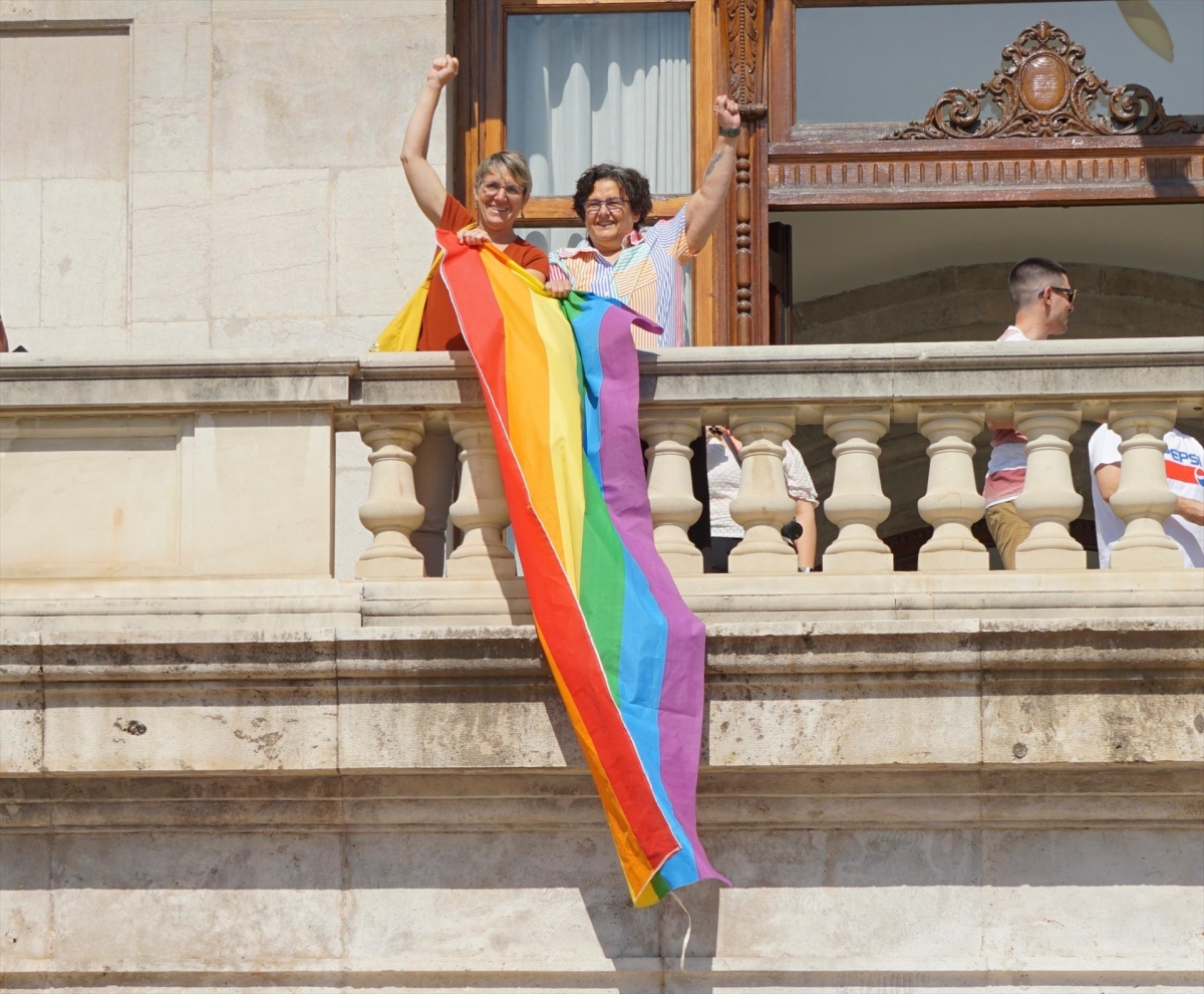 Compromís despliega la bandera LGTBIQ+ desde el balcón del Ayuntamiento 