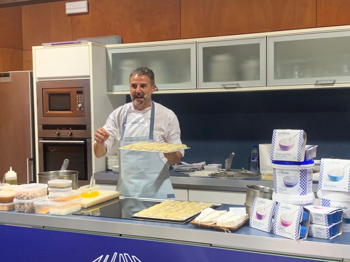 El chef Santi Taura apadrina los yogures de La Fageda en un 'showcooking' en el tradicional Mercado de Santa Catalina