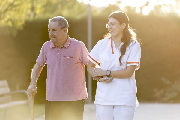 El verano incrementa la sobrecarga de los cuidadores y aumenta la demanda de programas de respiro familiar