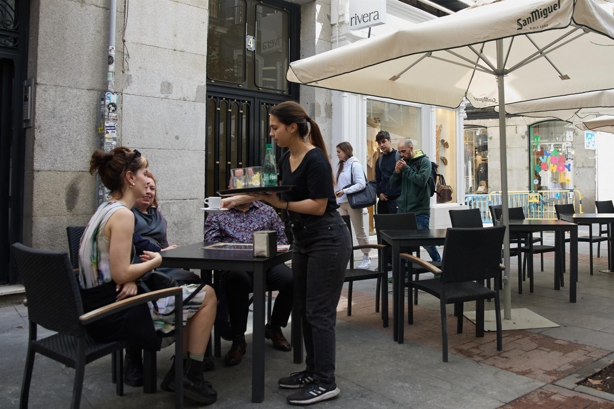 Los salarios subieron un 2,4% en 2023 y encadenan tres años de alzas, según el INE