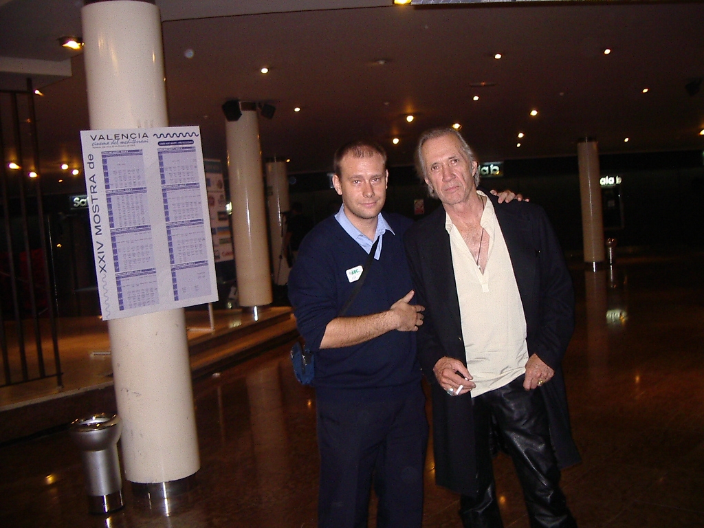 Eduardo Llorente posa con David Carradine - Eduardo Llorente posa con David Carradine