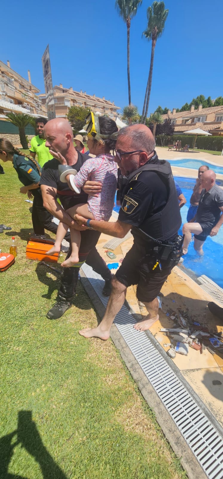 Final feliz en Xàbia: una niña de 5 años, rescatada con éxito tras quedar atrapada en una toma de una piscina comunitaria